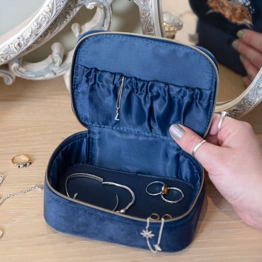 Vyšívané cestovní pouzdro na šperky Wrendale Designs "Daisy Coo" - Kráva