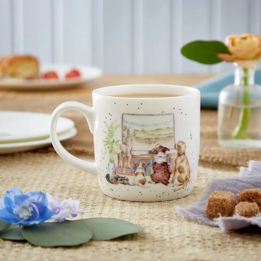 Porcelánový hrnek Wrendale Designs "Movie Night", 0,31 l - Psi na sedačce