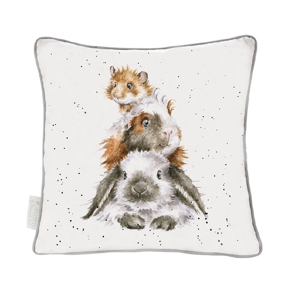 Wrendale Designs Polštář Wrendale Designs "Piggy in the Middle", 40x40 cm - Morče a králík