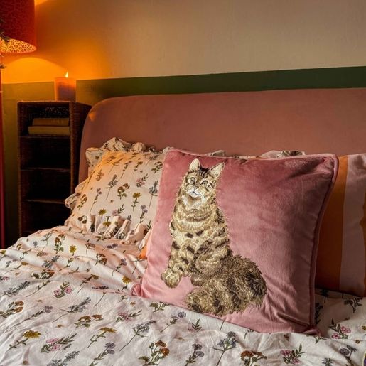 Vyšívaný polštář Wrendale Designs "Feline Fabulous", 40x40 cm - Kočka