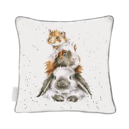 Polštář Wrendale Designs "Piggy in the Middle", 40x40 cm - Morče a králík