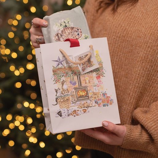 Dárková taška Wrendale Designs "By the Fireside", střední - Vánoční mazlíčci
