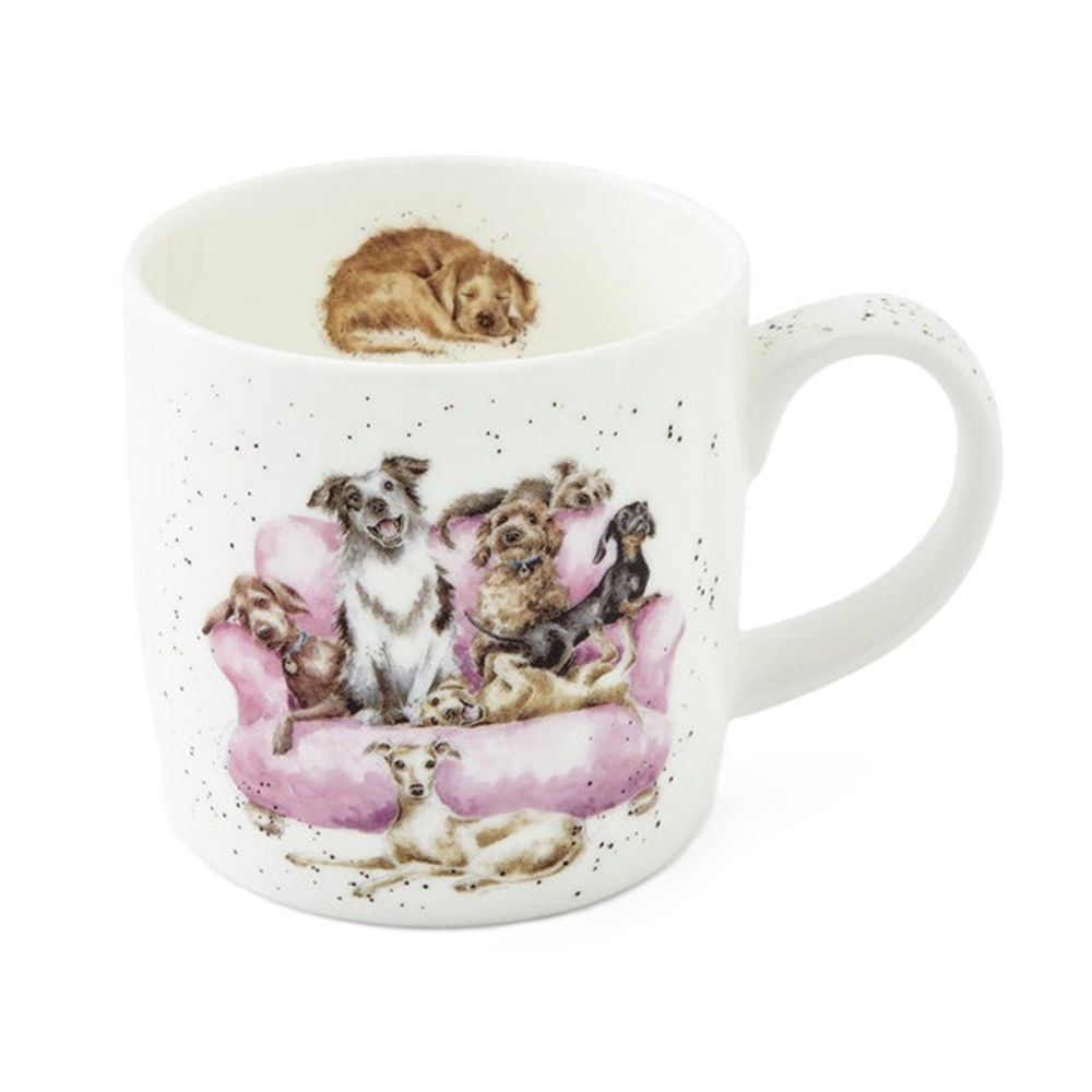 Levně Royal Worcester Porcelánový hrnek Wrendale Designs "Movie Night", 0,31 l - Psi na sedačce