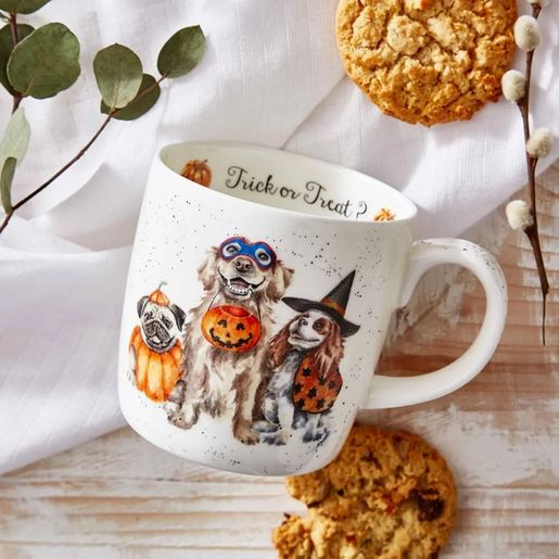 Porcelánový hrnek Wrendale Designs "Trick or Treat", 0,4 l - Pejsci na Halloween