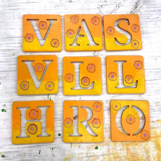 Dřevěný výřez k dekoraci Gomille, 10 cm - Scrabble abeceda - VYBERTE PÍSMENO