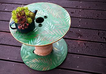Čajový stolek z dřevěné špulky