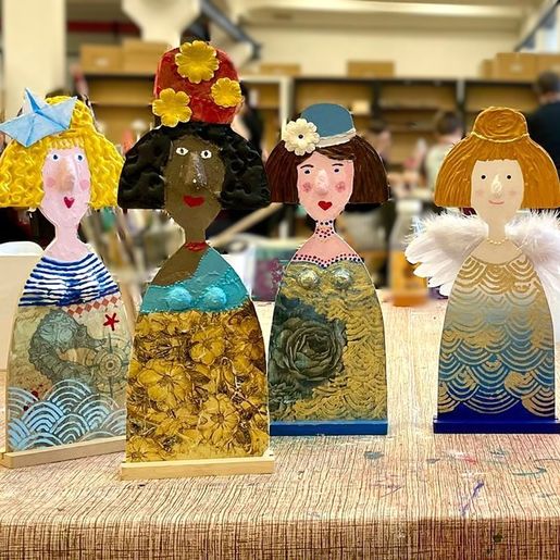 Dřevěný výřez k dekoraci Gomille, 11x30 cm - Panenka se stojánkem