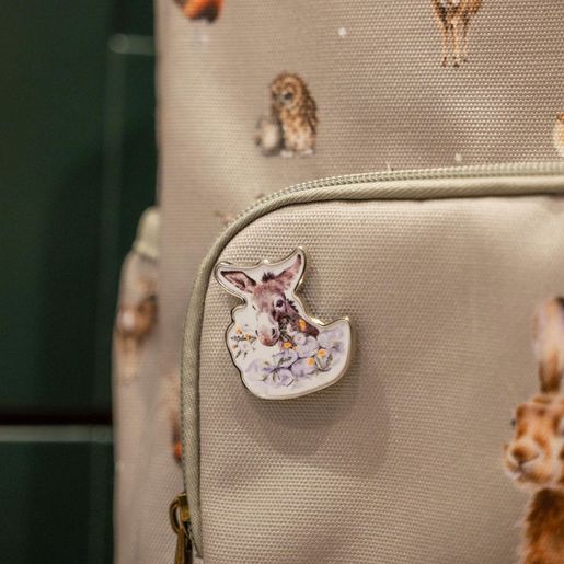 Kovová brož Wrendale Designs "Fine and Dandy" - Oslík