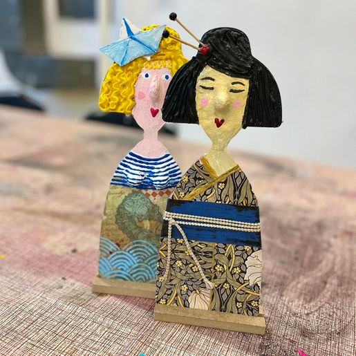 Dřevěný výřez k dekoraci Gomille, 11x30 cm - Panenka se stojánkem