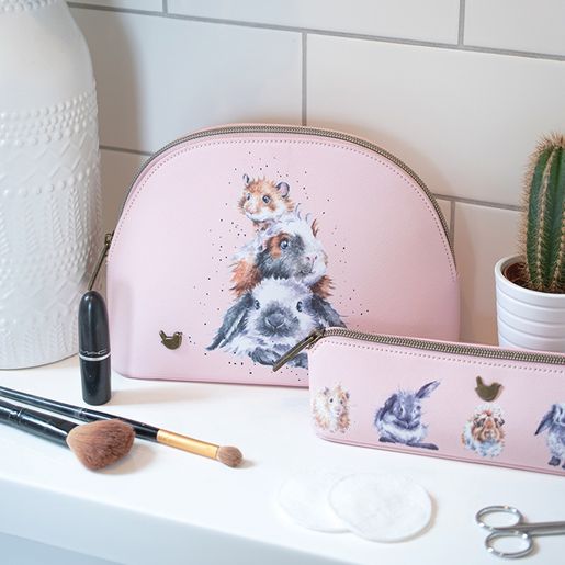 Kosmetická taštička Wrendale Designs "Piggy in the Middle", střední - Morče a králík