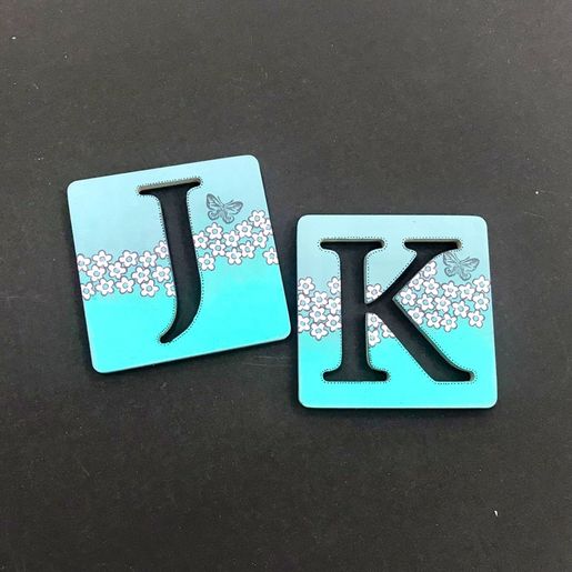 Dřevěný výřez k dekoraci Gomille, 10 cm - Scrabble abeceda - VYBERTE PÍSMENO